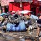 Una persona camina entre basura y enseres domésticos abandonados este lunes en las calles de la unidad habitacional Colosio, una de las más afectadas tras el paso del huracán John, en el balneario de Acapulco (México). EFE/David Guzmán