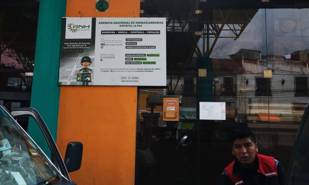 Fotografía de archivo de un cartel de la Agencia Nacional de Hidrocarburos Distrital de La Paz en una estación de servicio, el 9 de febrero de 2024, en La Paz (Bolivia).EFE/ Luis Gandarillas