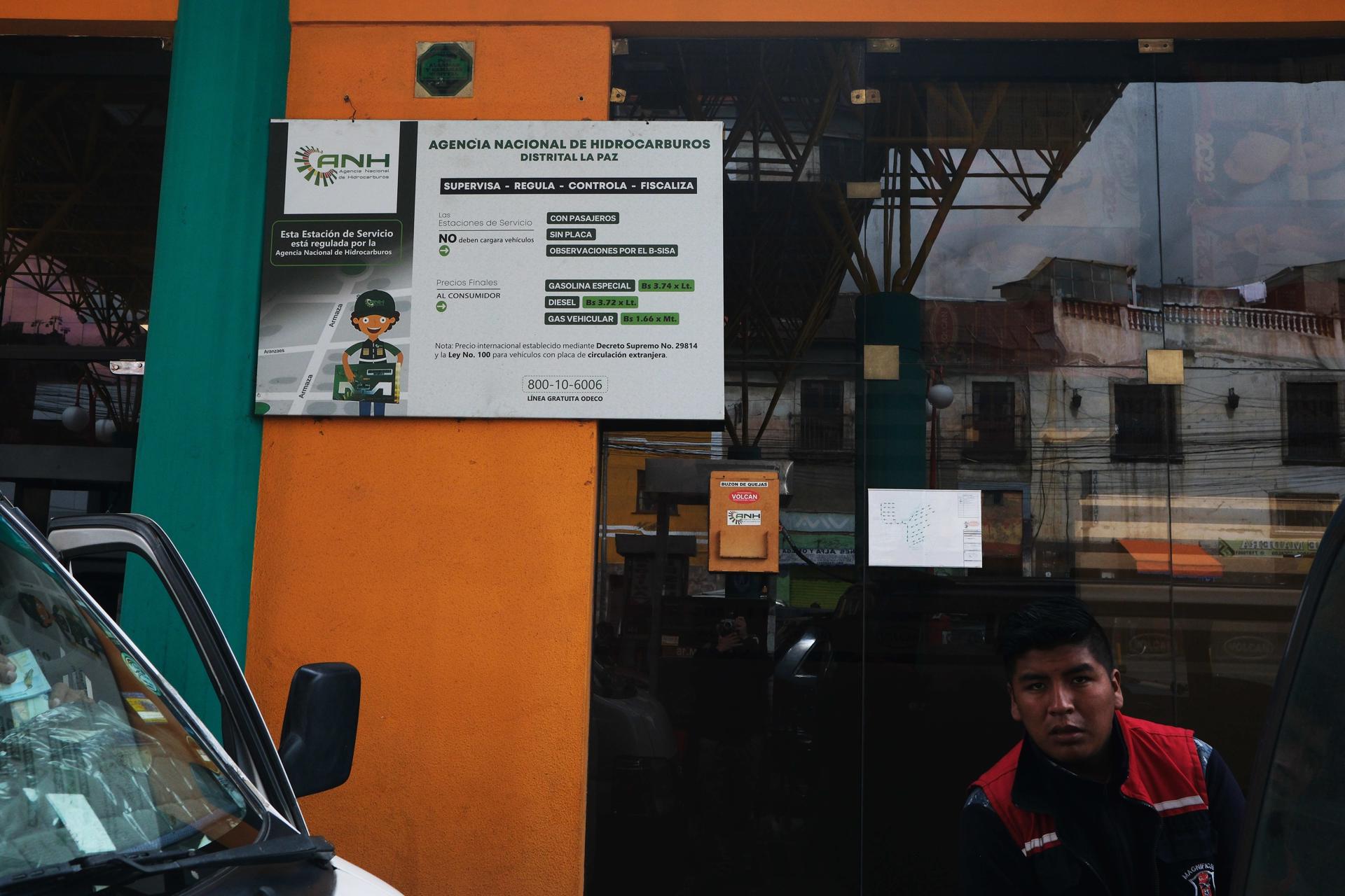 Fotografía de archivo de un cartel de la Agencia Nacional de Hidrocarburos Distrital de La Paz en una estación de servicio, el 9 de febrero de 2024, en La Paz (Bolivia).EFE/ Luis Gandarillas