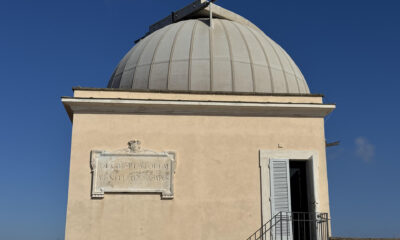 Exterior del observatorio astronómico que los papas poseen desde hace casi un siglo en su residencia estival de Castel Gandolfo, a las afueras de Roma. Dos cúpulas de madera coronan el palacio veraniego de los papas en Castel Gandolfo, un pueblecito romano sobre un volcán extinto. En su interior, desde hace casi un siglo, unos antiguos telescopios apuntan al cielo, brindando una ventana al universo que "pronto" se abrirá también al público. EFE/ Daniel Cáceres