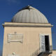 Exterior del observatorio astronómico que los papas poseen desde hace casi un siglo en su residencia estival de Castel Gandolfo, a las afueras de Roma. Dos cúpulas de madera coronan el palacio veraniego de los papas en Castel Gandolfo, un pueblecito romano sobre un volcán extinto. En su interior, desde hace casi un siglo, unos antiguos telescopios apuntan al cielo, brindando una ventana al universo que "pronto" se abrirá también al público. EFE/ Daniel Cáceres