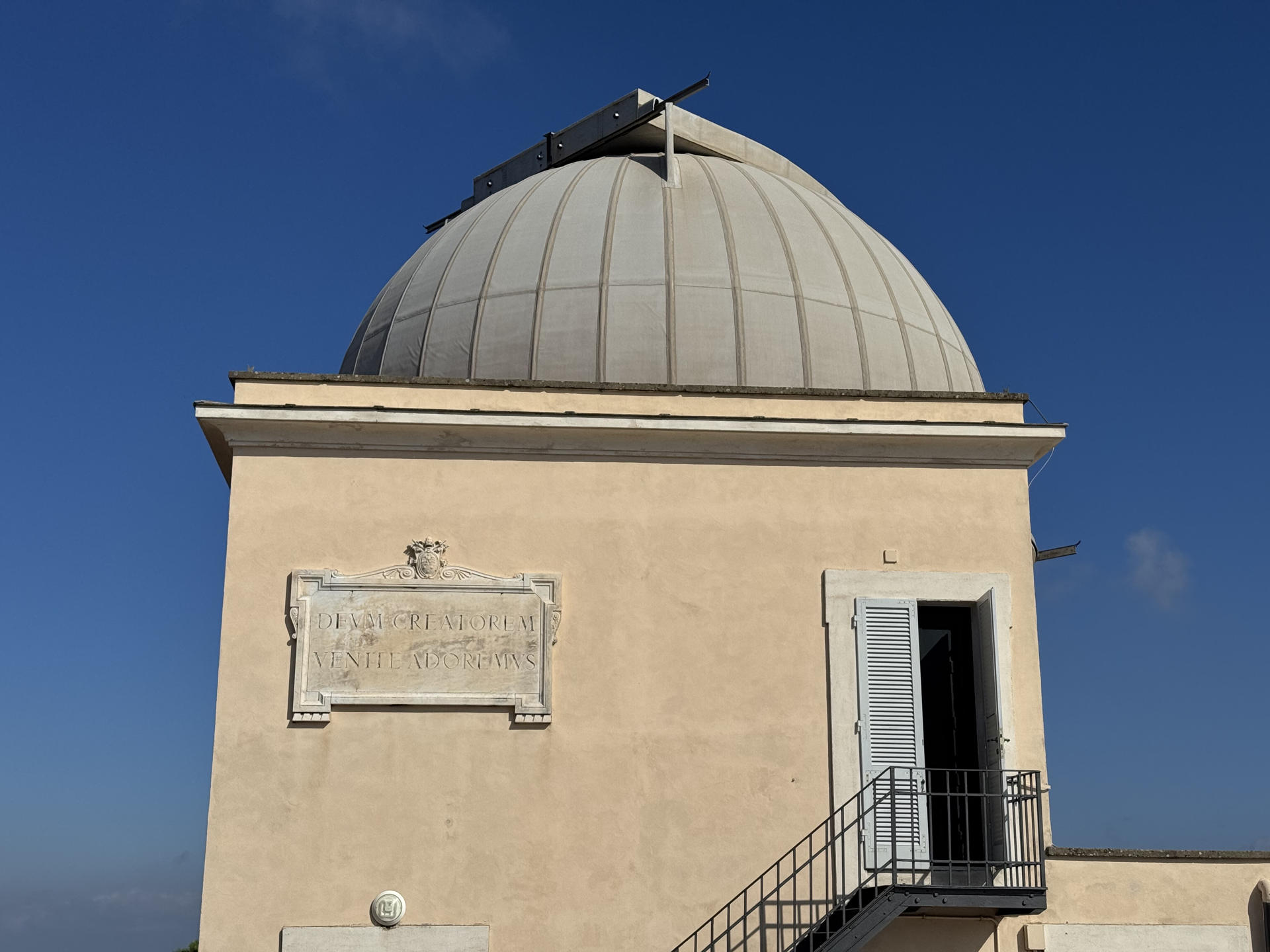 Exterior del observatorio astronómico que los papas poseen desde hace casi un siglo en su residencia estival de Castel Gandolfo, a las afueras de Roma. Dos cúpulas de madera coronan el palacio veraniego de los papas en Castel Gandolfo, un pueblecito romano sobre un volcán extinto. En su interior, desde hace casi un siglo, unos antiguos telescopios apuntan al cielo, brindando una ventana al universo que "pronto" se abrirá también al público. EFE/ Daniel Cáceres