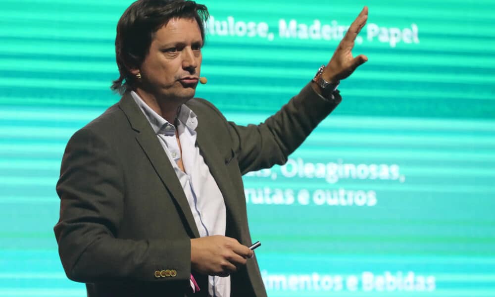 Fotografía de archivo del 29 de septiembre de 2024 del director ejecutivo de la agencia Uruguay XXI, Sebastián Risso, hablando en un foro durante el Gramado Summit, en Punta del Este (Uruguay). Uruguay busca consolidar su presencia global en tecnología con una nueva marca sectorial que distinguirá a las empresas del país situado entre los veinte mejores del mundo en desarrollo fintech y en el que las exportaciones de servicios y productos de tecnología crecen de manera sostenida. EFE/ Alejandro Prieto