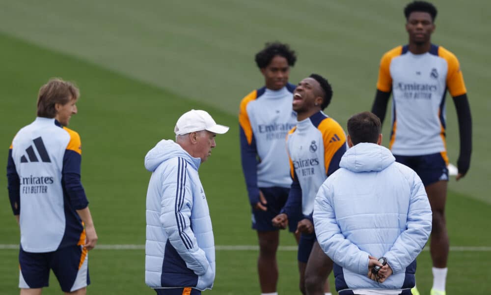 El entrenador del Real Madrid, Carlo Ancelotti (2i) durante el entrenamiento del equipo este viernes en la ciudad Deportiva de Valdebebas en Madrid antes de su enfrentamiento liguero de mañana contra el FC Barcelona. EFE/ Javier Lizón