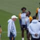 El entrenador del Real Madrid, Carlo Ancelotti (2i) durante el entrenamiento del equipo este viernes en la ciudad Deportiva de Valdebebas en Madrid antes de su enfrentamiento liguero de mañana contra el FC Barcelona. EFE/ Javier Lizón