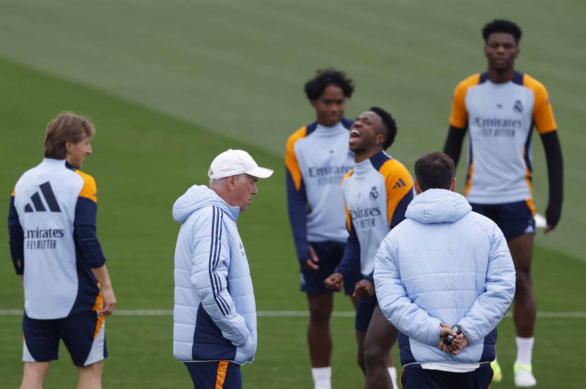 El entrenador del Real Madrid, Carlo Ancelotti (2i) durante el entrenamiento del equipo este viernes en la ciudad Deportiva de Valdebebas en Madrid antes de su enfrentamiento liguero de mañana contra el FC Barcelona. EFE/ Javier Lizón