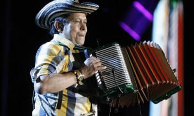 Fotografía de archivo del 2 de diciembre de 2015 que muestra al acordeonista colombiano Egidio Cuadrado durante un concierto con Carlos Vives en el estadio Atanasio Girardot en Medellín (Colombia).EFE/Luis Eduardo Noriega ARCHIVO