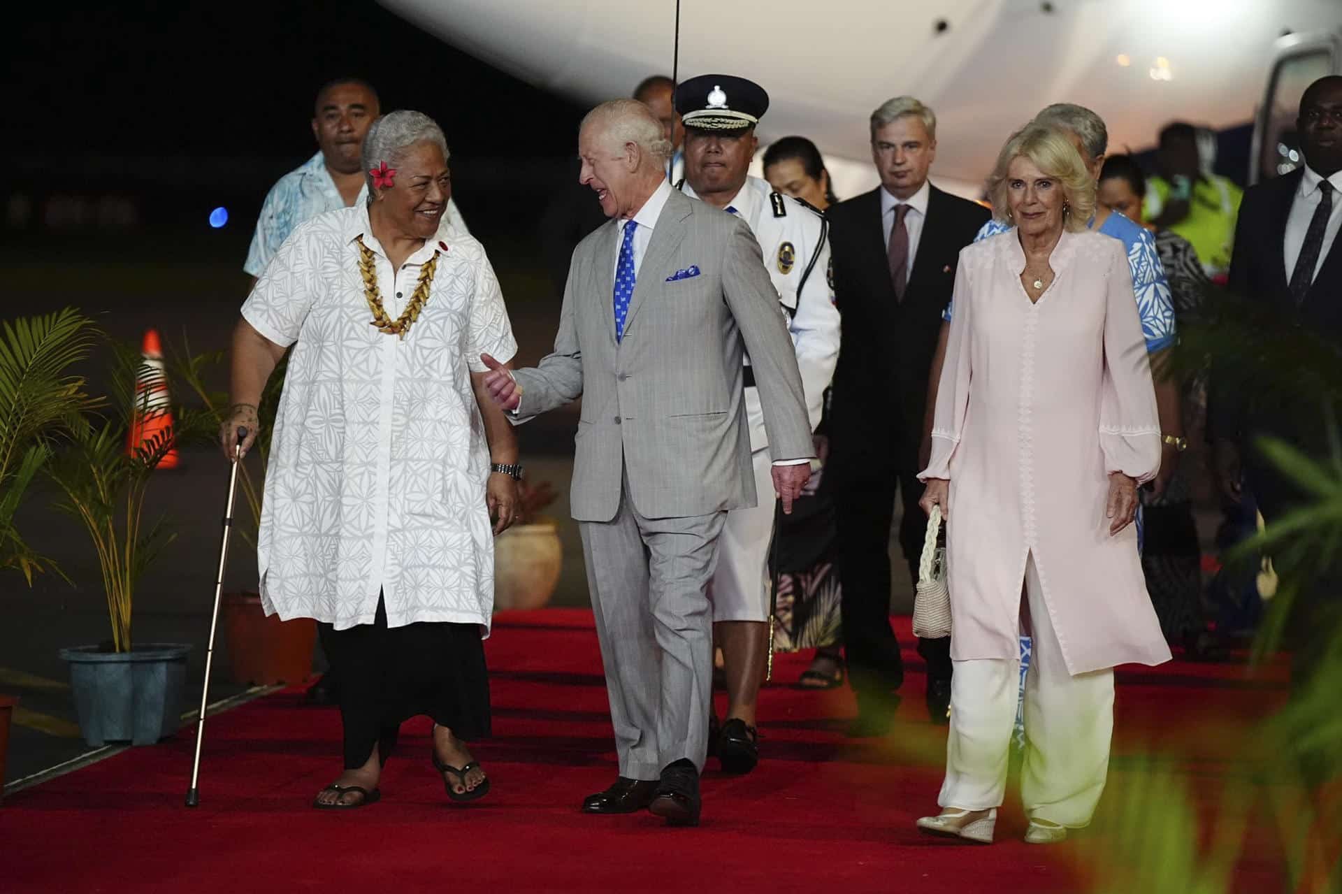 APIA (SAMOA), 23/10/2024.- El rey Carlos III de Inglaterra (c), acompañado por la reina Camila (d), a su llegada este miércoles a Apia, la capital de Samoa, donde presidirá la cumbre de líderes de la mancomunidad británica de naciones (Commonwealth) y hablará de los efectos del cambio climático, tras visitar Australia en su primer gran viaje desde que en febrero anunció que tiene cáncer. EFE/ Cuenta de X de La Familia Real Británica ***SOLO USO EDITORIAL/SOLO DISPONIBLE PARA ILUSTRAR LA NOTICIA QUE ACOMPAÑA (CRÉDITO OBLIGATORIO)***