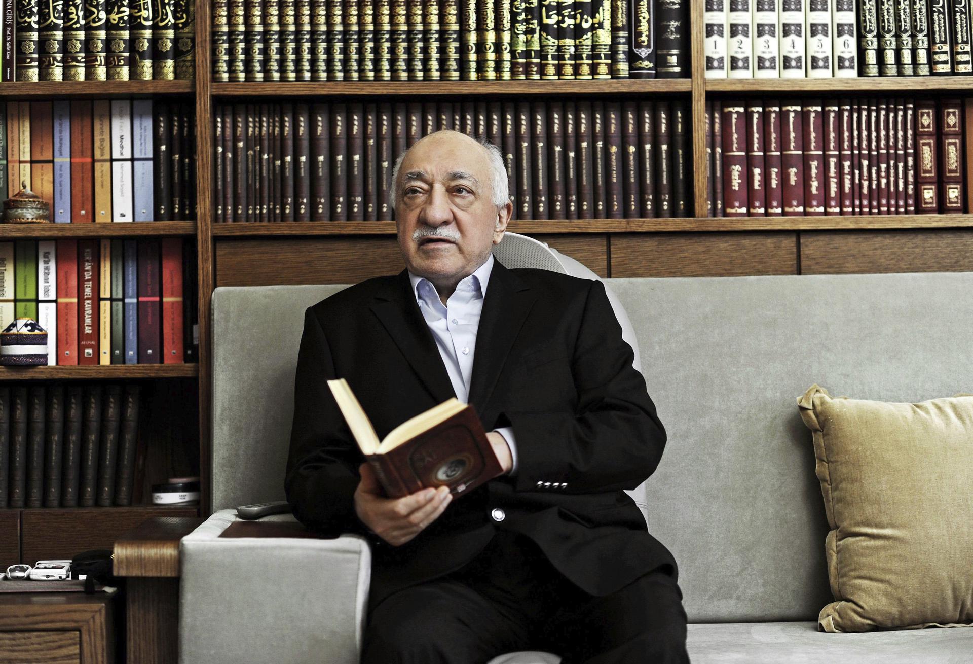 Fotografía de archivo facilitada por el diario turco Zaman el pasado 25 de marzo de 2014, que muestra al predicador islamista Fethullah Gülen durante una entrevista realizada en su casa de Pensilvania (Estados Unidos). EFE/Selahattin Sevi/Zaman Daily News SÓLO USO EDITORIAL[SOLO USO EDITORIAL]