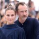 Alicia Vikander y Jude Law durante la presentación de ‘La última reina’ (‘Firebrand’) en Cannes. EFE/EPA/MOHAMMED BADRA