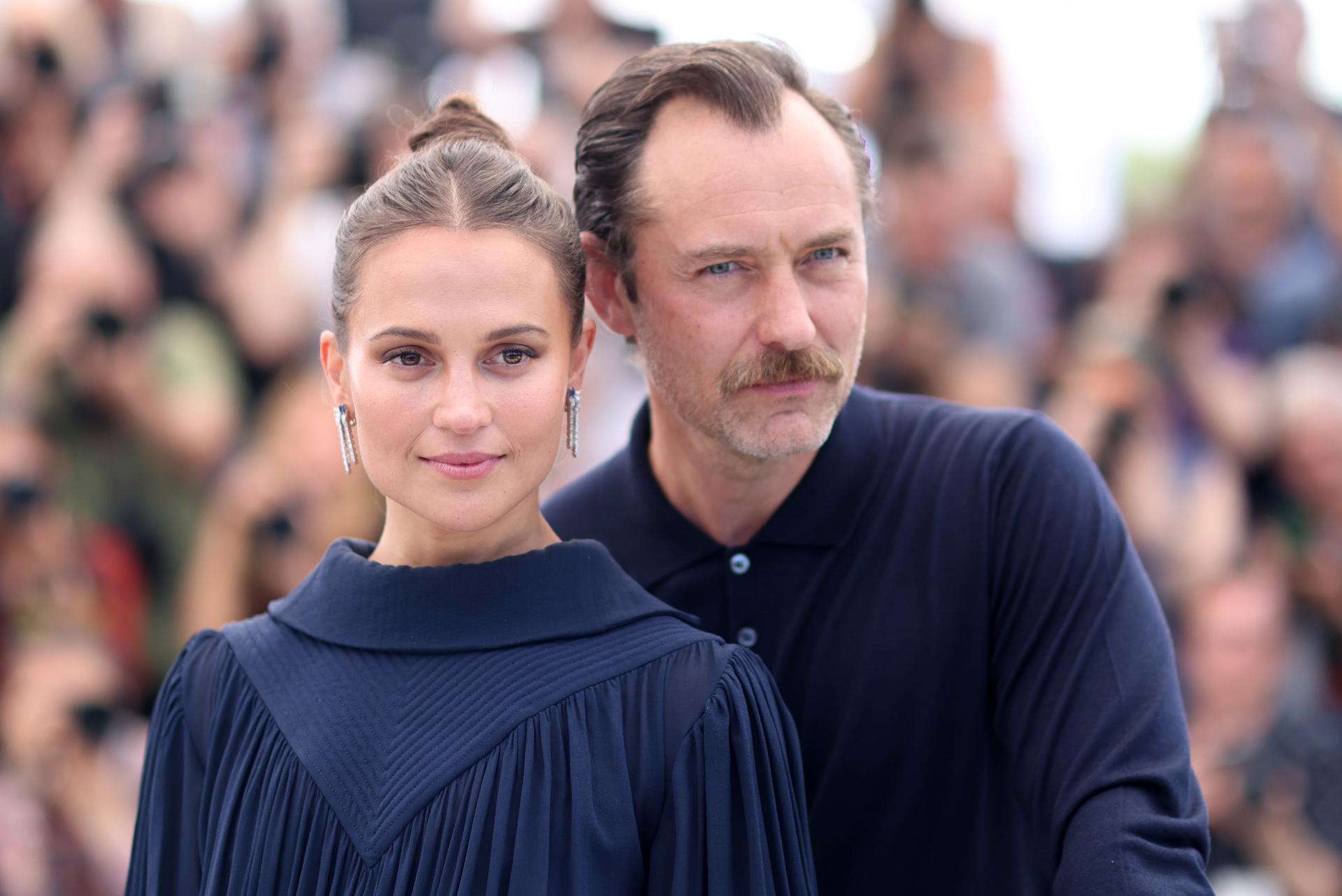 Alicia Vikander y Jude Law durante la presentación de ‘La última reina’ (‘Firebrand’) en Cannes. EFE/EPA/MOHAMMED BADRA