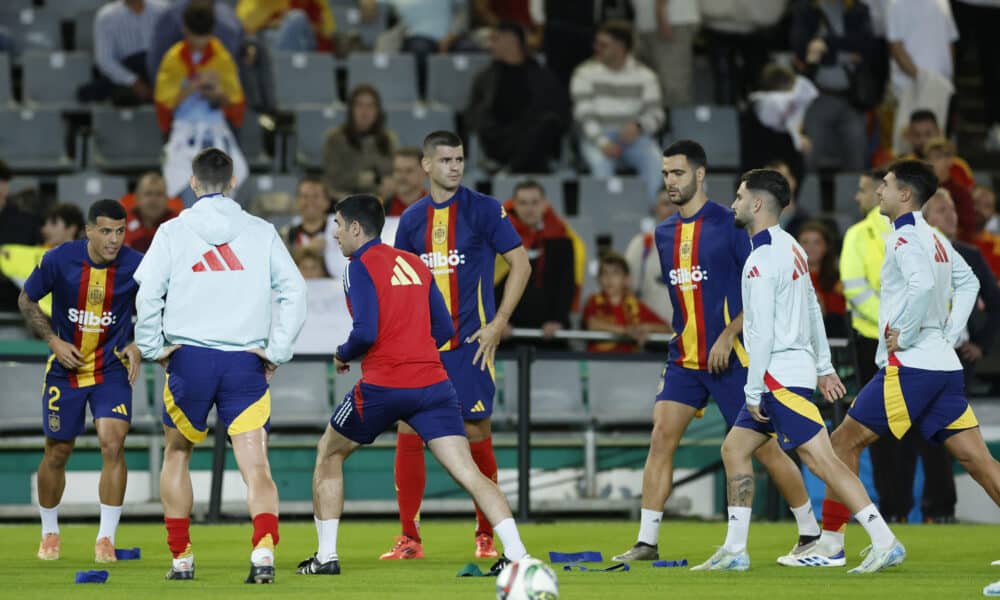 Los jugadores de la selección española durante el calentamiento previo al encuentro correspondiente a la fase de grupos de la Liga de Naciones que disputaron España y Serbia en el estadio Nuevo Arcangel de Córdoba. EFE / Julio Muñoz.