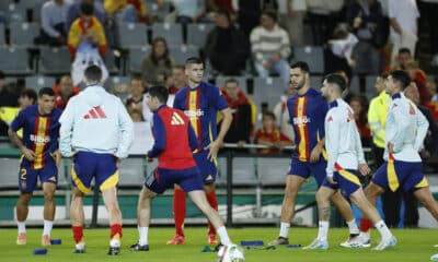 Los jugadores de la selección española durante el calentamiento previo al encuentro correspondiente a la fase de grupos de la Liga de Naciones que disputaron España y Serbia en el estadio Nuevo Arcangel de Córdoba. EFE / Julio Muñoz.