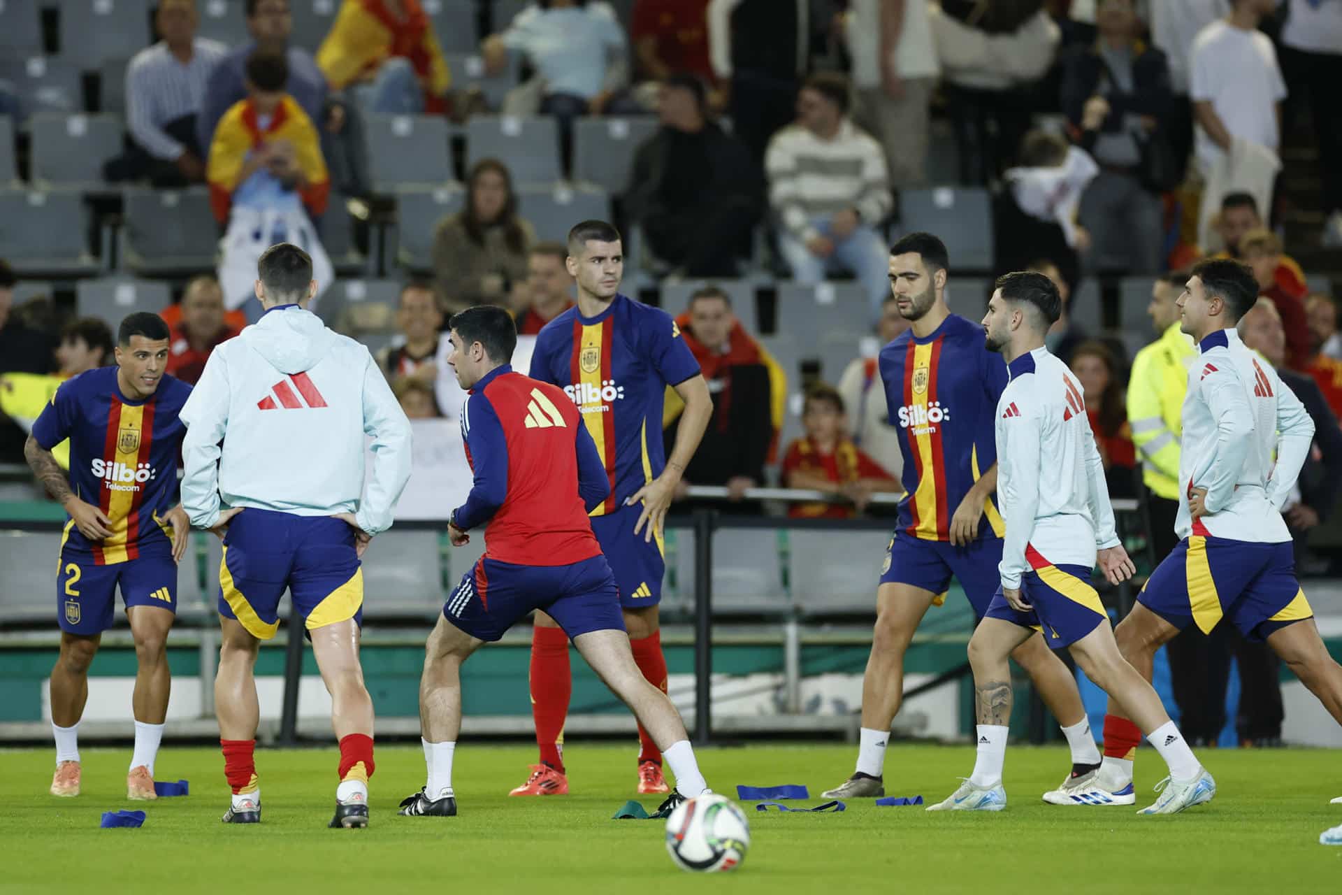 Los jugadores de la selección española durante el calentamiento previo al encuentro correspondiente a la fase de grupos de la Liga de Naciones que disputaron España y Serbia en el estadio Nuevo Arcangel de Córdoba. EFE / Julio Muñoz.