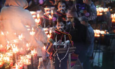 Fotografía de una figura de San Simón en un altar este lunes, en San Andrés Iztapa (Guatemala). EFE/ David Toro