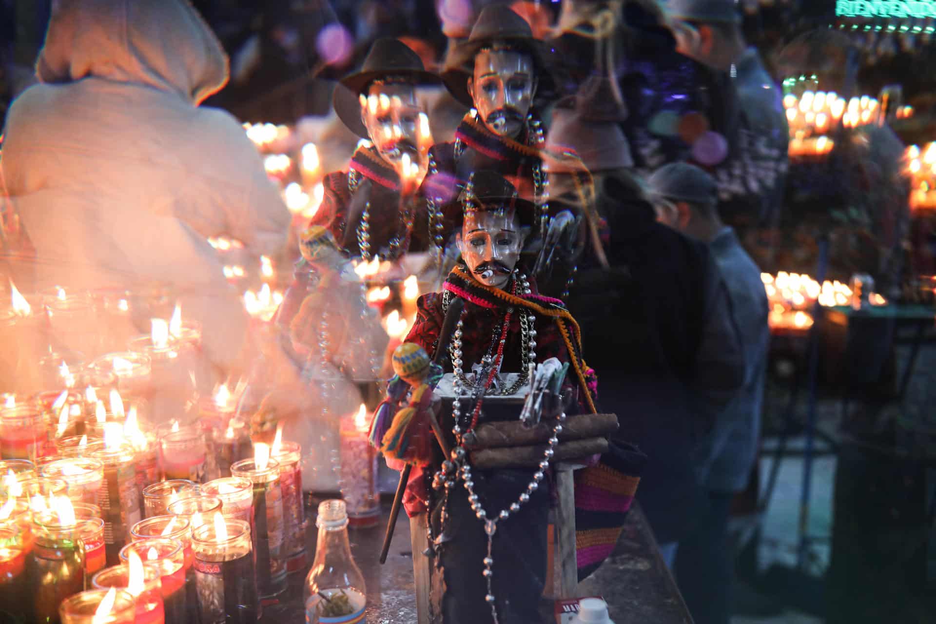 Fotografía de una figura de San Simón en un altar este lunes, en San Andrés Iztapa (Guatemala). EFE/ David Toro