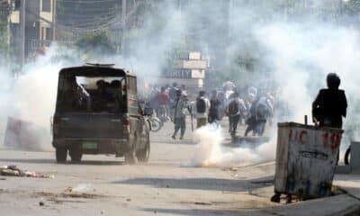 La policía de la provincia paquistaní de Punjab dispara gases lacrimógenos para dispersar una protesta de estudiantes por la presunta violación de una estudiante, el 17 de octubre de 2024. EFE/EPA/SOHAIL SHAHZAD