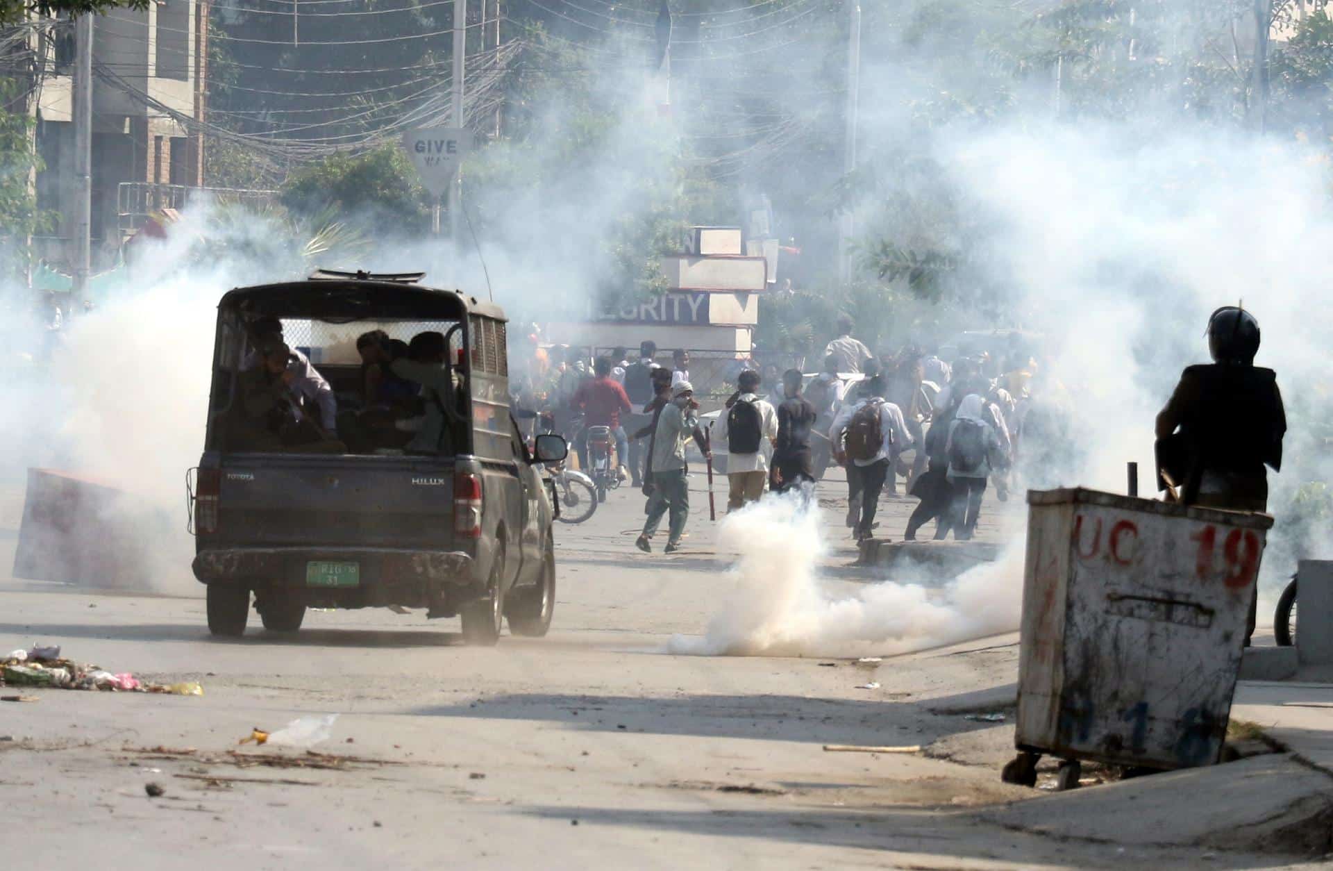 La policía de la provincia paquistaní de Punjab dispara gases lacrimógenos para dispersar una protesta de estudiantes por la presunta violación de una estudiante, el 17 de octubre de 2024. EFE/EPA/SOHAIL SHAHZAD