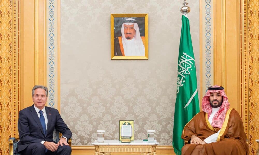 Una fotografía proporcionada por el Palacio Real de Arabia Saudita muestra al príncipe heredero saudí, Mohammed bin Salman (derecha), recibiendo al secretario de Estado de Estados Unidos, Antony Blinken, Riad, Arabia Saudita, el 23 de octubre de 2024. Blinken visitará Israel, Arabia Saudita, Qatar y el Reino Unido del 21 al 25 de octubre para discutir la importancia de poner fin al conflicto en Gaza, asegurar la liberación de todos los rehenes y aliviar el sufrimiento del pueblo palestino, según un comunicado del Departamento de Estado. También discutirá la necesidad de alcanzar una solución diplomática al conflicto entre Israel y Hezbolá. (Líbano, Arabia Saudita, Reino Unido, Catar, Hizbulá/Hezbolá) EFE/EPA/BANDAR ALJALOUD FOLLETO FOLLETO SOLO PARA USO EDITORIAL/NO SE VENDE