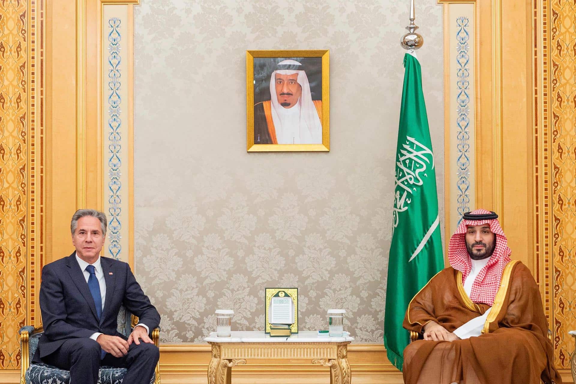 Una fotografía proporcionada por el Palacio Real de Arabia Saudita muestra al príncipe heredero saudí, Mohammed bin Salman (derecha), recibiendo al secretario de Estado de Estados Unidos, Antony Blinken, Riad, Arabia Saudita, el 23 de octubre de 2024. Blinken visitará Israel, Arabia Saudita, Qatar y el Reino Unido del 21 al 25 de octubre para discutir la importancia de poner fin al conflicto en Gaza, asegurar la liberación de todos los rehenes y aliviar el sufrimiento del pueblo palestino, según un comunicado del Departamento de Estado. También discutirá la necesidad de alcanzar una solución diplomática al conflicto entre Israel y Hezbolá. (Líbano, Arabia Saudita, Reino Unido, Catar, Hizbulá/Hezbolá) EFE/EPA/BANDAR ALJALOUD FOLLETO FOLLETO SOLO PARA USO EDITORIAL/NO SE VENDE