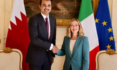 La primera ministra italiana, Giorgia Meloni, se reunió este lunes en Roma con el emir de Catar, Tamim bin Hamad al Thani, con quien abordó la guerra de Gaza -en la que Doha es principal mediador- y el llamado plan Mattei, el proyecto de la líder ultraderechista para invertir en África con metas como limitar la migración a Europa. EFE/Palazzo Chigi SOLO USO EDITOYIAL/SOLO DISPONIBLE PARA ILUSTRAR LA NOTICIA QUE ACOMPAÑA (CRÉDITO OBLIGATORIO)