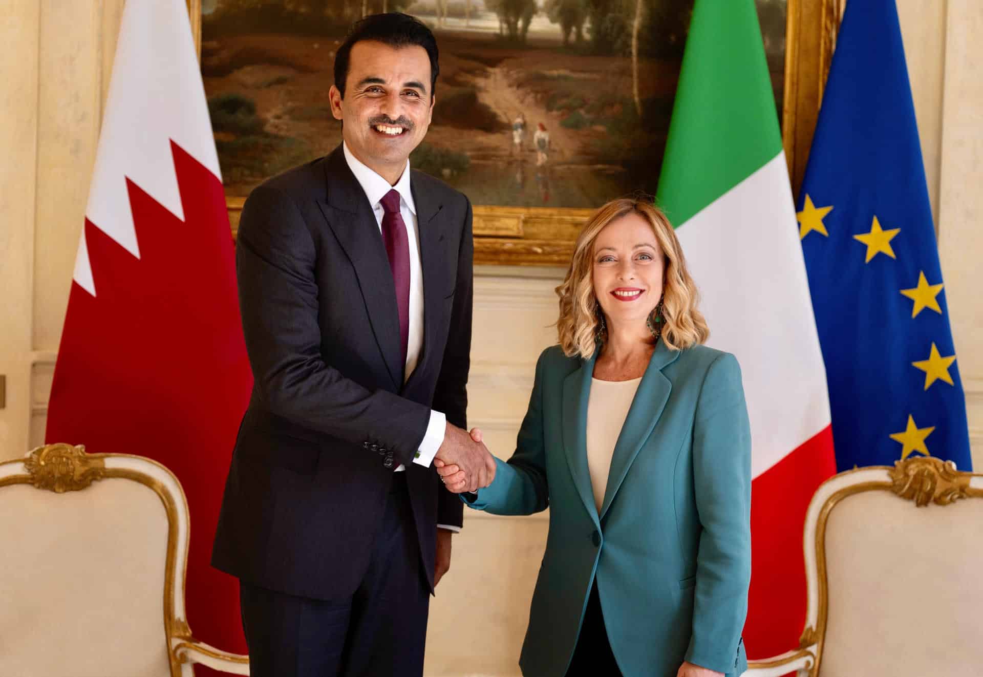 La primera ministra italiana, Giorgia Meloni, se reunió este lunes en Roma con el emir de Catar, Tamim bin Hamad al Thani, con quien abordó la guerra de Gaza -en la que Doha es principal mediador- y el llamado plan Mattei, el proyecto de la líder ultraderechista para invertir en África con metas como limitar la migración a Europa. EFE/Palazzo Chigi SOLO USO EDITOYIAL/SOLO DISPONIBLE PARA ILUSTRAR LA NOTICIA QUE ACOMPAÑA (CRÉDITO OBLIGATORIO)