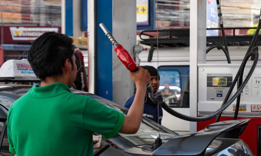 Un hombre llena su vehículo en un distribuidor de combustible, este domingo, en la ciudad de La Paz (Bolivia). EFE/ Gabriel Márquez