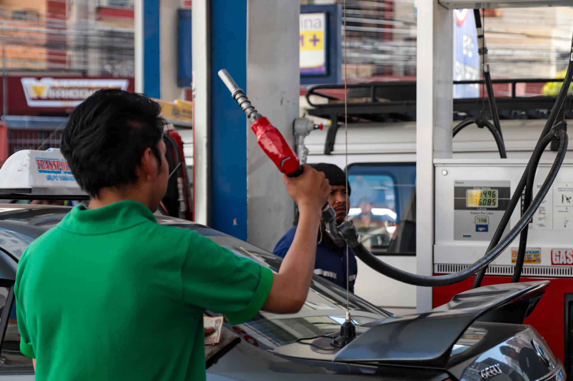 Un hombre llena su vehículo en un distribuidor de combustible, este domingo, en la ciudad de La Paz (Bolivia). EFE/ Gabriel Márquez