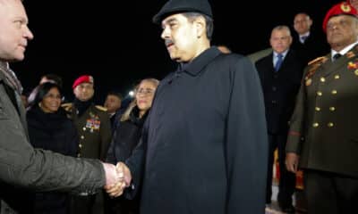 Fotografía cedida por Miraflores Press del presidente venezolano Nicolás Maduro saludando su llegada al Aeropuerto Internacional de Kazán, Rusia, el 22 de octubre de 2024. EFE/ PRENSA MIRAFLORES/SOLO USO EDITORIAL/SIN VENTAS/SOLO DISPONIBLE PARA ILUSTRAR LA NOTICIA QUE ACOMPAÑA/CRÉDITO OBLIGATORIO