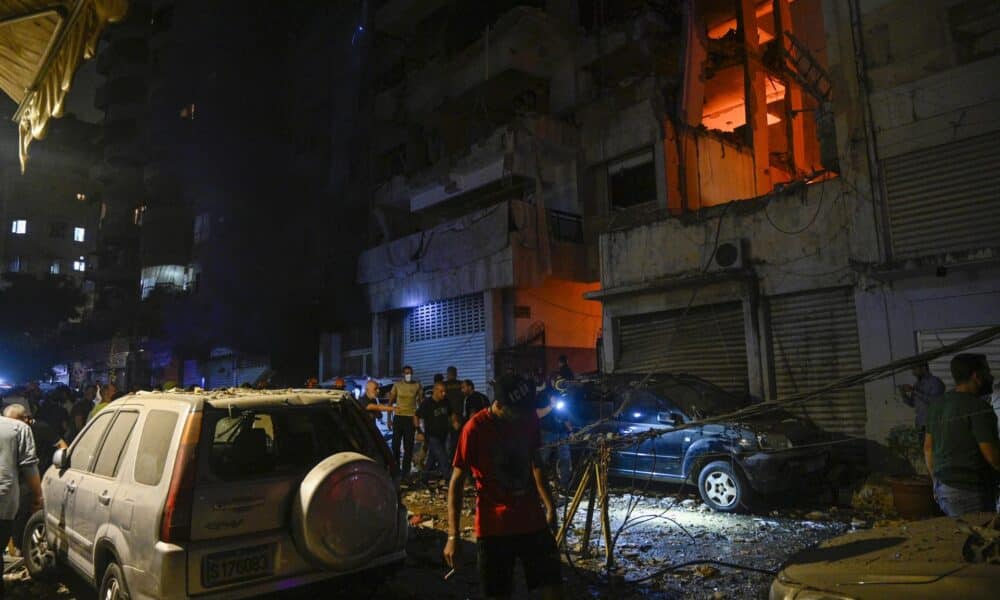 La gente se reúne frente a un edificio dañado después de un ataque militar israelí en el área de Nuwayri en Beirut. EFE/EPA/WAEL HAMZEH