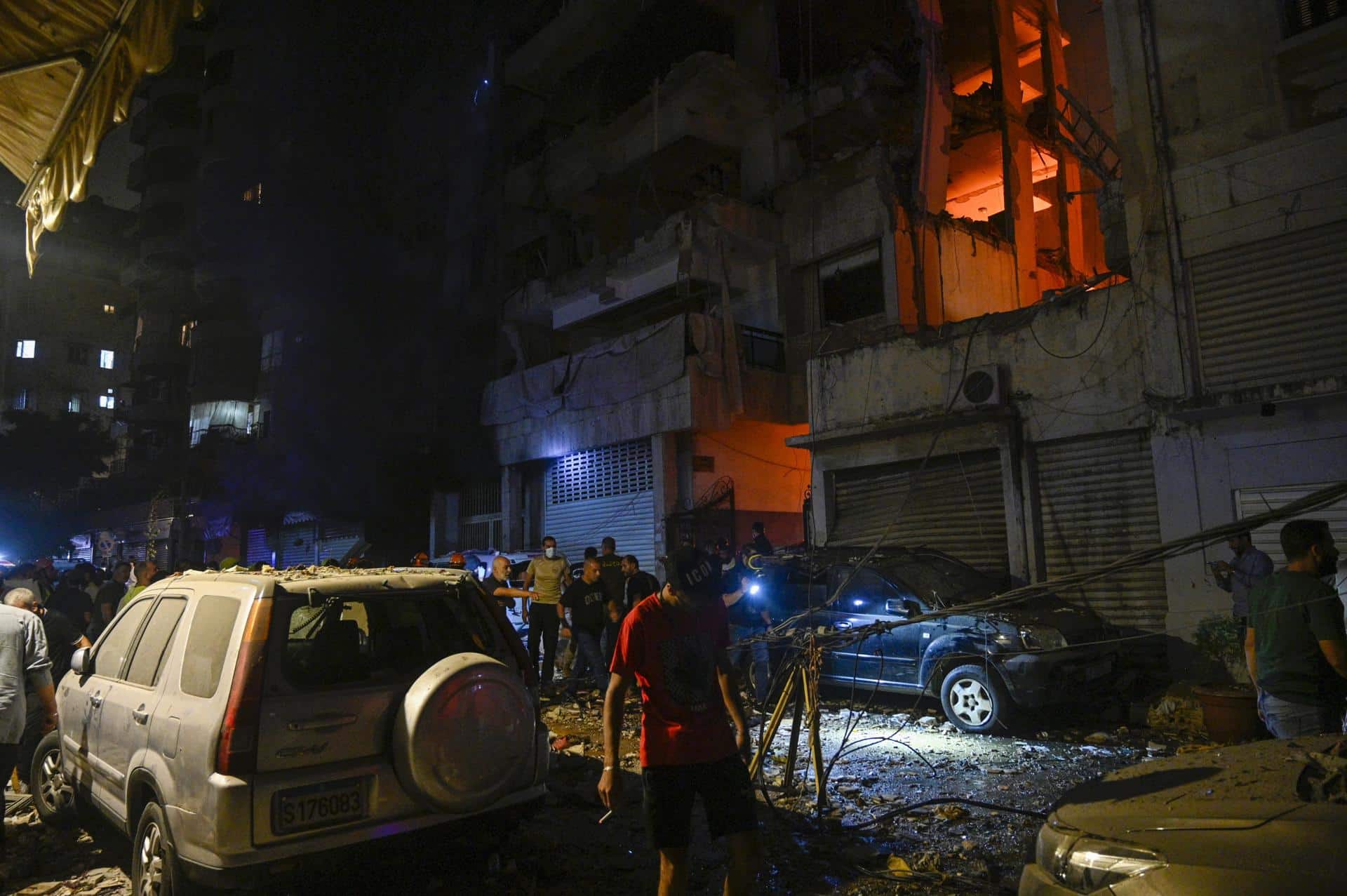 La gente se reúne frente a un edificio dañado después de un ataque militar israelí en el área de Nuwayri en Beirut. EFE/EPA/WAEL HAMZEH