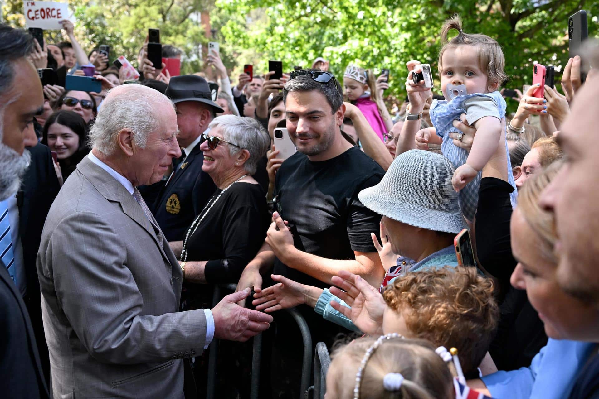 El rey Carlos III saluda a la salida de una misa en Sídney a los australianos que acudieron a verle.
EFE/EPA/DEAN LEWINS NO ARCHIVING AUSTRALIA AND NEW ZEALAND OUT