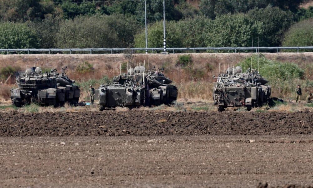 Vehículos militares del Ejército Israelí en la frontera con el Líbano. EFE/EPA/ATEF SAFADI