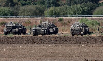 Vehículos militares del Ejército Israelí en la frontera con el Líbano. EFE/EPA/ATEF SAFADI