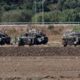 Vehículos militares del Ejército Israelí en la frontera con el Líbano. EFE/EPA/ATEF SAFADI