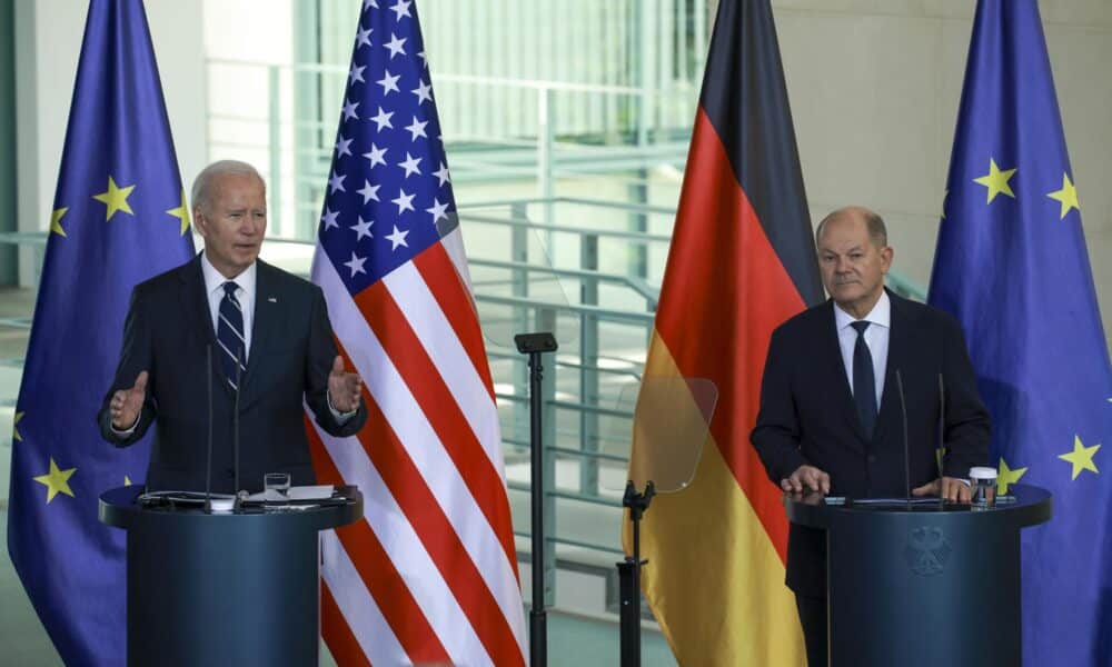 El canciller alemán, Olaf Scholz, (d) y el presidente estadounidense, Joe Biden, asisten a una conferencia de prensa conjunta en la cancillería en Berlín, Alemania, el 18 de octubre de 2024. EFE/EPA/CLEMENS BILAN