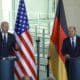 El canciller alemán, Olaf Scholz, (d) y el presidente estadounidense, Joe Biden, asisten a una conferencia de prensa conjunta en la cancillería en Berlín, Alemania, el 18 de octubre de 2024. EFE/EPA/CLEMENS BILAN