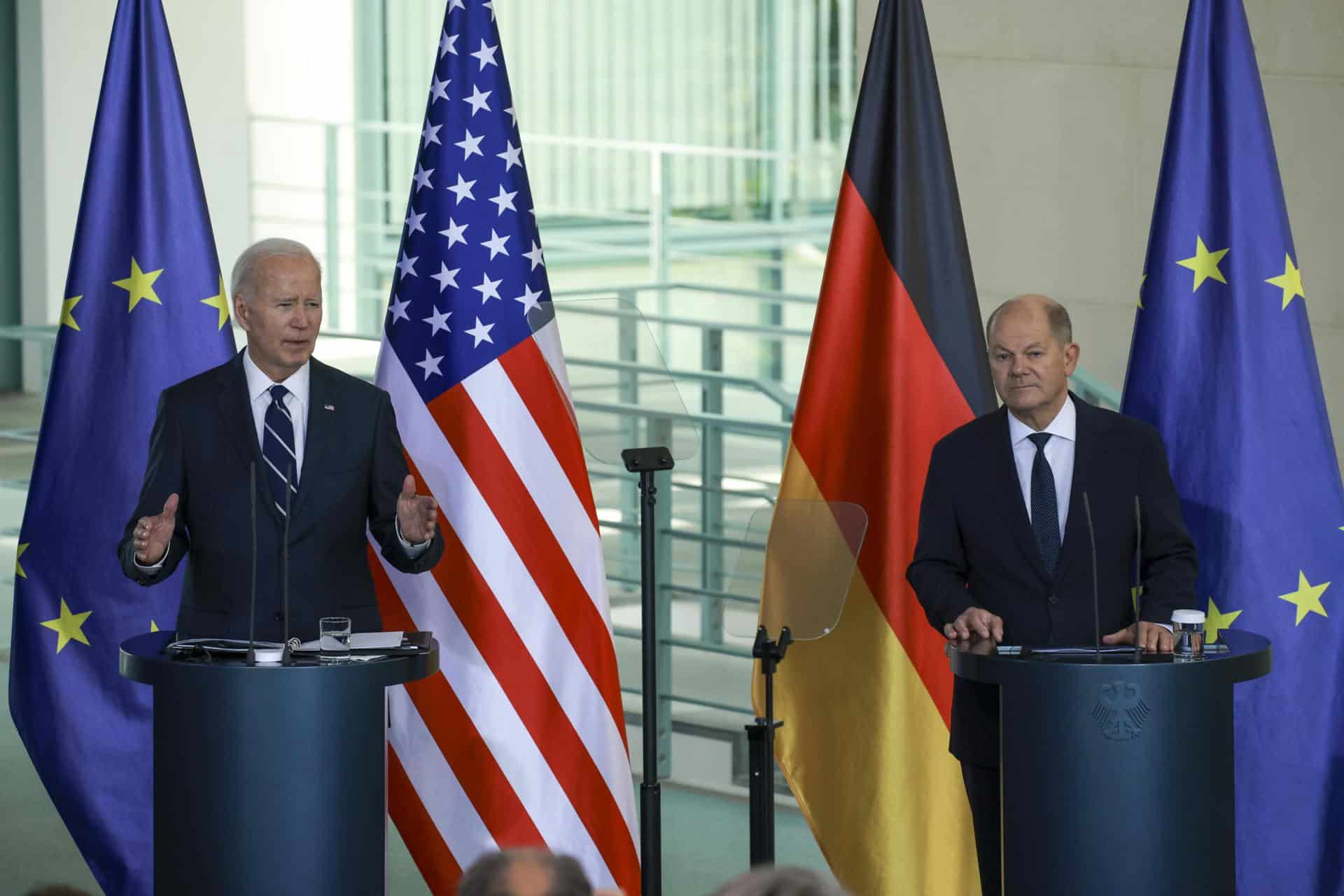 El canciller alemán, Olaf Scholz, (d) y el presidente estadounidense, Joe Biden, asisten a una conferencia de prensa conjunta en la cancillería en Berlín, Alemania, el 18 de octubre de 2024. EFE/EPA/CLEMENS BILAN