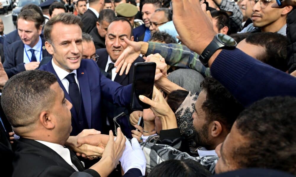 El presidente francés, Emmanuel Macron (2-i), saluda al público frente al Parlamento marroquí en Rabat, Marruecos, el 29 de octubre de 2024, en el segundo día de su visita. Macron se encuentra en una visita de Estado de tres días a Marruecos. (Francia, Marruecos) EFE/EPA/JALAL MORCHIDI