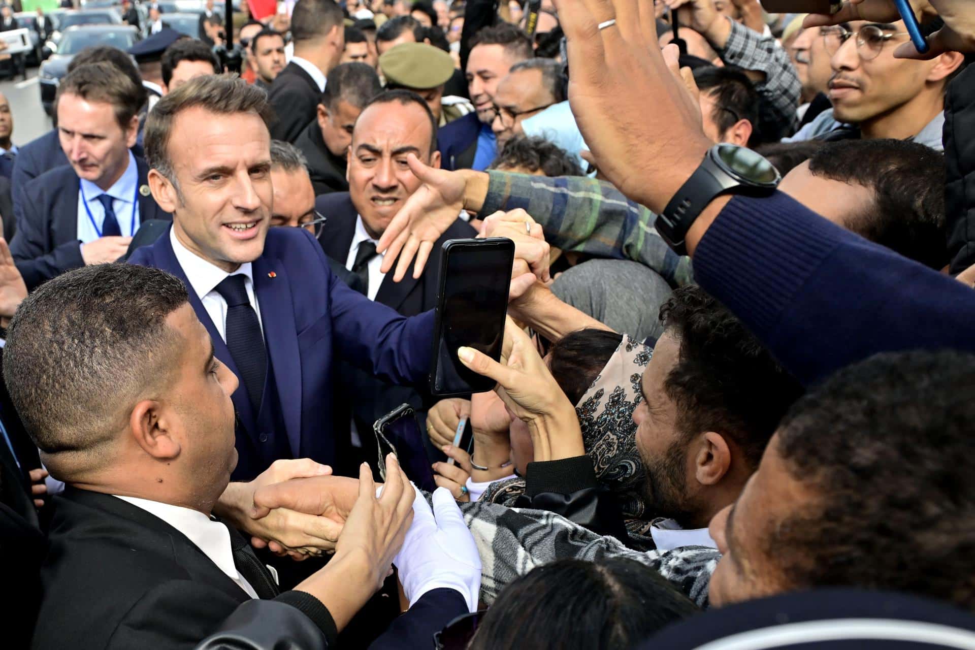 El presidente francés, Emmanuel Macron (2-i), saluda al público frente al Parlamento marroquí en Rabat, Marruecos, el 29 de octubre de 2024, en el segundo día de su visita. Macron se encuentra en una visita de Estado de tres días a Marruecos. (Francia, Marruecos) EFE/EPA/JALAL MORCHIDI