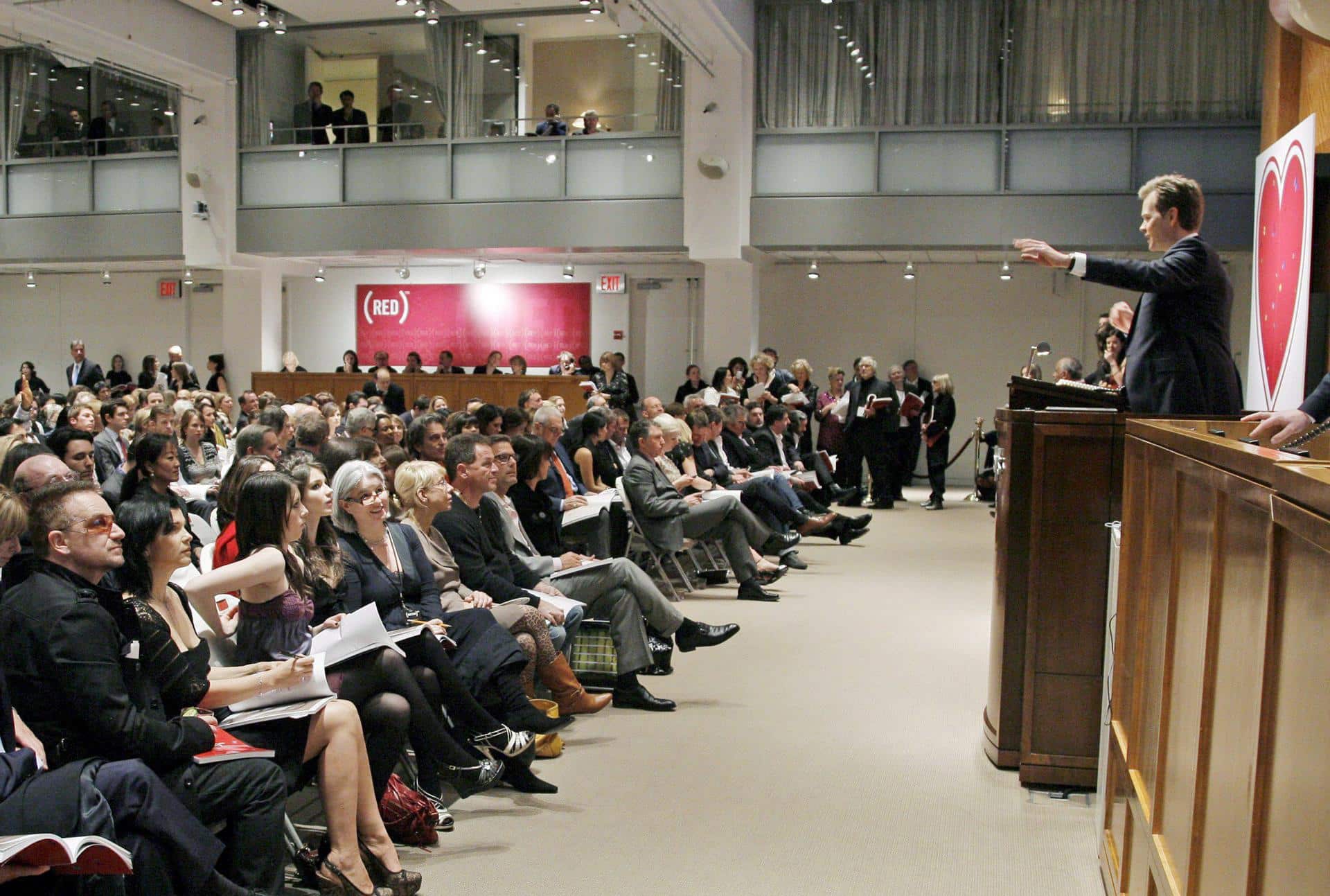 Imagen de archivo de una vista de un salón en el que se realiza una subasta. EFE/Peter Foley