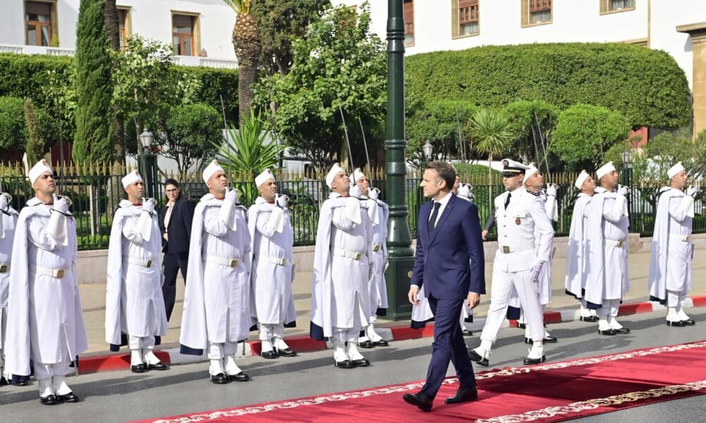 El presidente francés, Emmanuel Macron, llega al Parlamento marroquí en Rabat, el 29 de octubre de 2024, en el segundo día de su visita. EFE/EPA/