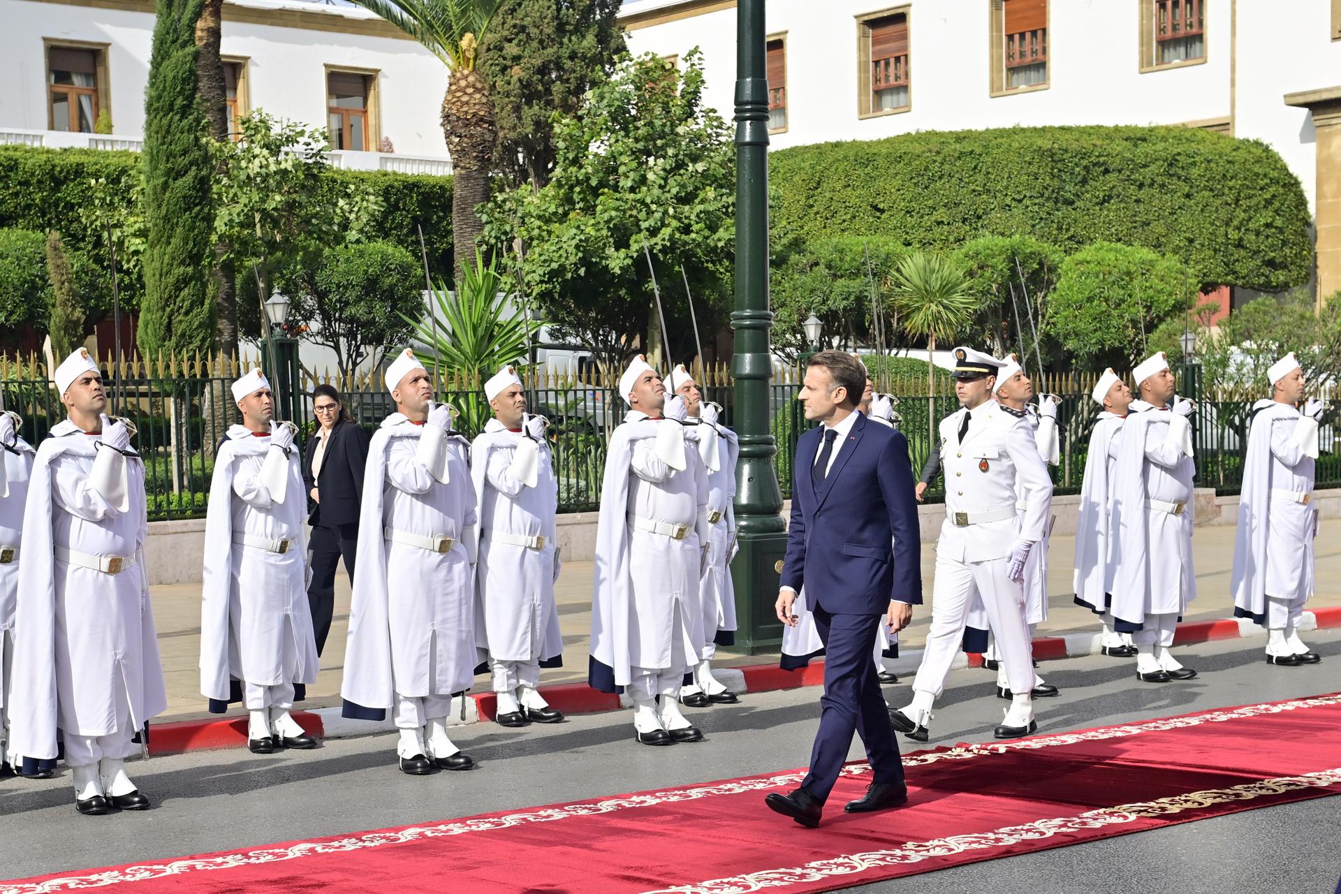 El presidente francés, Emmanuel Macron, llega al Parlamento marroquí en Rabat, el 29 de octubre de 2024, en el segundo día de su visita. EFE/EPA/