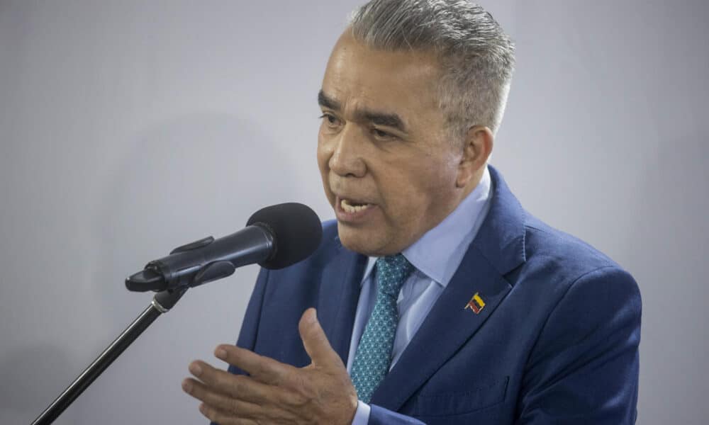 Fotografía de archivo del 21 de marzo de 2024 del excandidato presidencial Luis Eduardo Martínez, durante un pronunciamiento en la sede del Consejo Nacional Electoral (CNE), en Caracas (Venezuela). EFE/ Miguel Gutiérrez