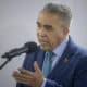 Fotografía de archivo del 21 de marzo de 2024 del excandidato presidencial Luis Eduardo Martínez, durante un pronunciamiento en la sede del Consejo Nacional Electoral (CNE), en Caracas (Venezuela). EFE/ Miguel Gutiérrez