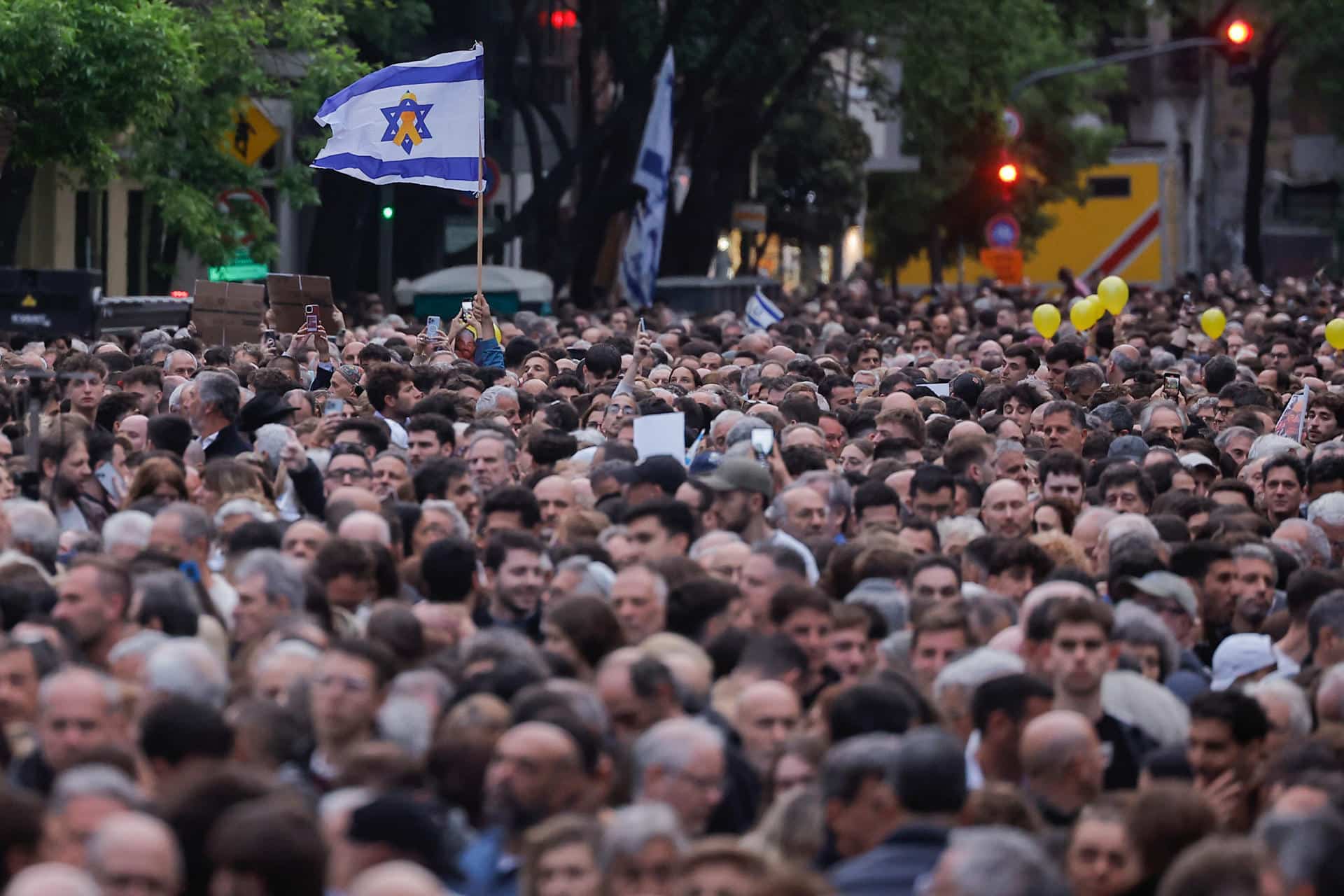 Personas se manifiestan en apoyo a Israel, este 7 de octubre de 2024 en Buenos Aires (Argentina). EFE/ Juan Ignacio Roncoroni