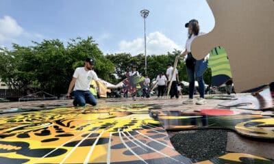 Activistas de Green Peace instalan un rompecabezas gigante en el Parque de las Banderas, este jueves, en Cali (Colombia). EFE/ Mario Baos