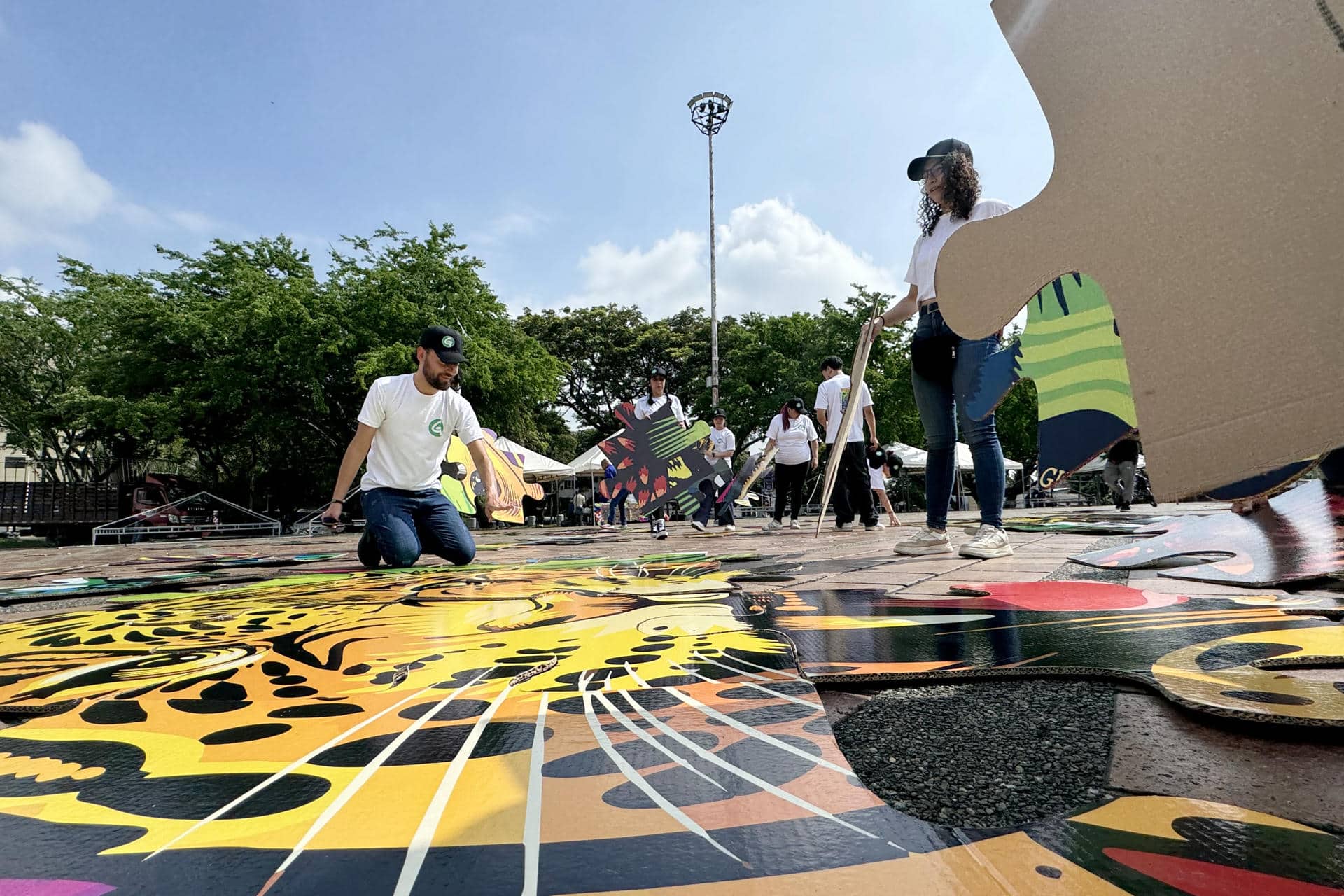 Activistas de Green Peace instalan un rompecabezas gigante en el Parque de las Banderas, este jueves, en Cali (Colombia). EFE/ Mario Baos