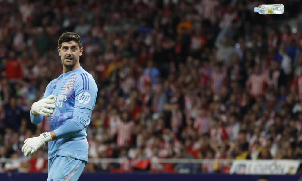 El portero del Real Madrid Thibaut Courtois retira un objeto lanzado desde la grada, durante el último partido de la LaLiga EA Sports que Atlético de Madrid y Real Madrid disputaron en el estadio Civitas Metropolitano. EFE/Ballesteros/Archivo