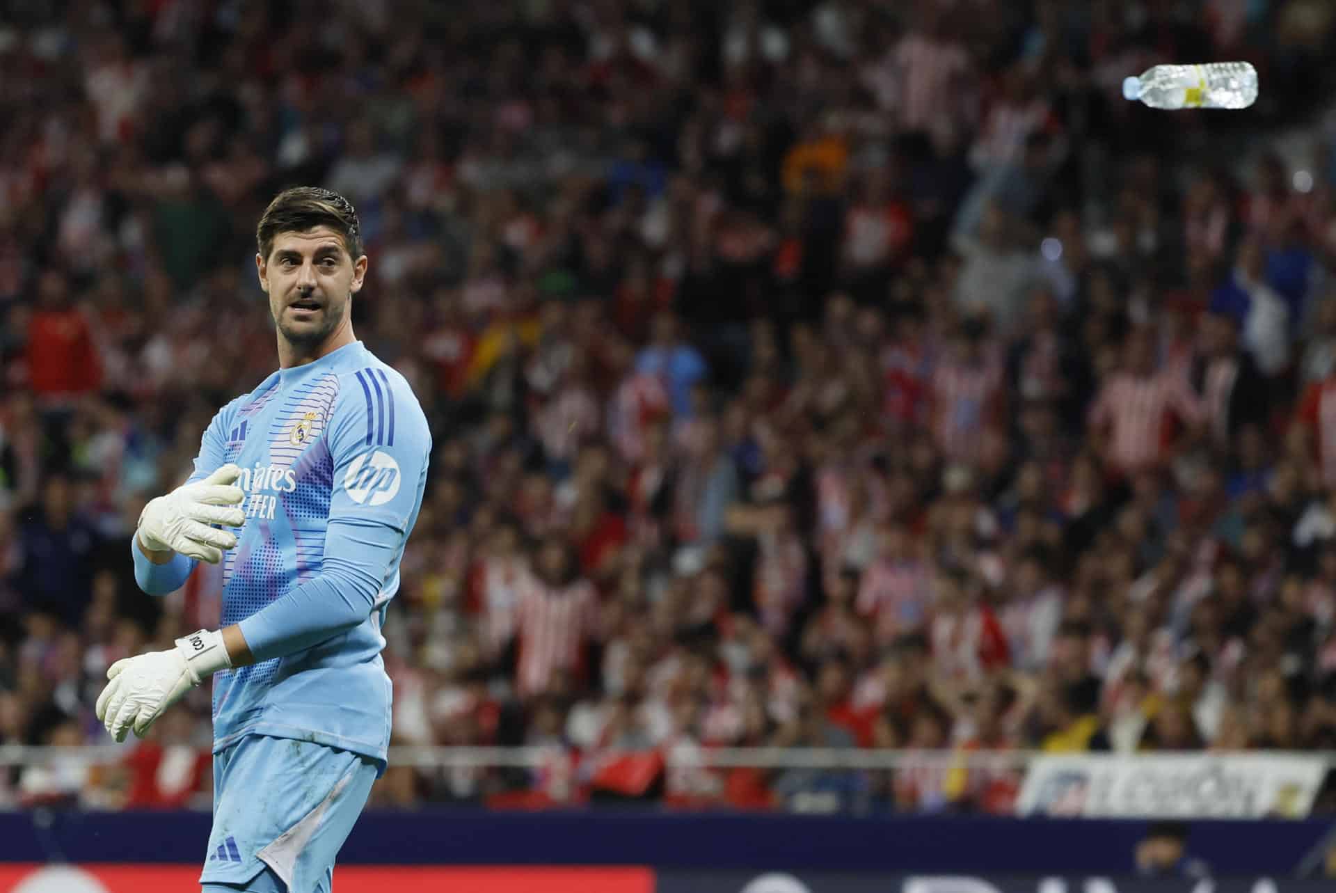 El portero del Real Madrid Thibaut Courtois retira un objeto lanzado desde la grada, durante el último partido de la LaLiga EA Sports que Atlético de Madrid y Real Madrid disputaron en el estadio Civitas Metropolitano. EFE/Ballesteros/Archivo